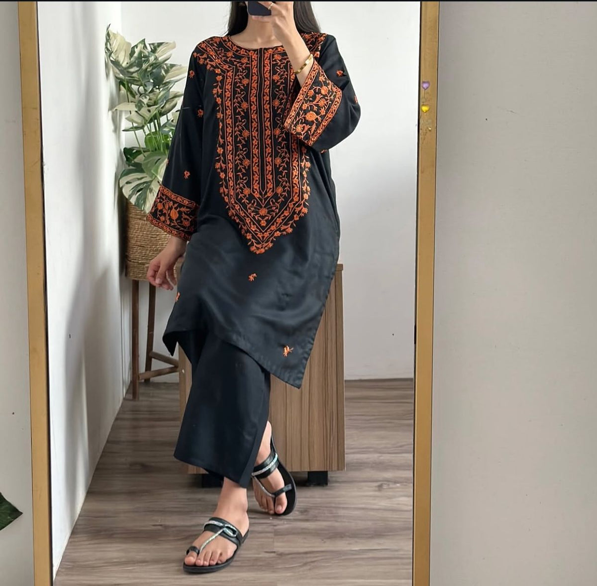 VELCIA EMBROIDERED 2PC